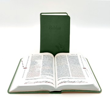 Középméretű, varrott, sötétzöld Károli-Biblia 2.0