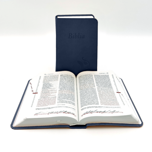 Középméretű, varrott, sötétkék Károli-Biblia 2.0