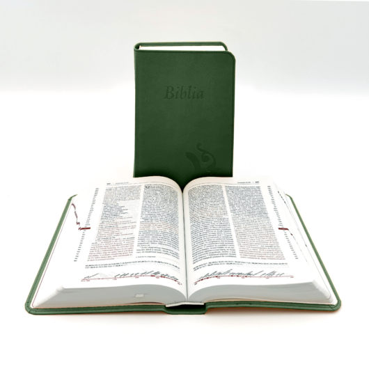 Középméretű, varrott, sötétzöld Károli-Biblia 2.0